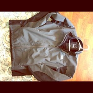 Men’s Softshell Northface jacket.